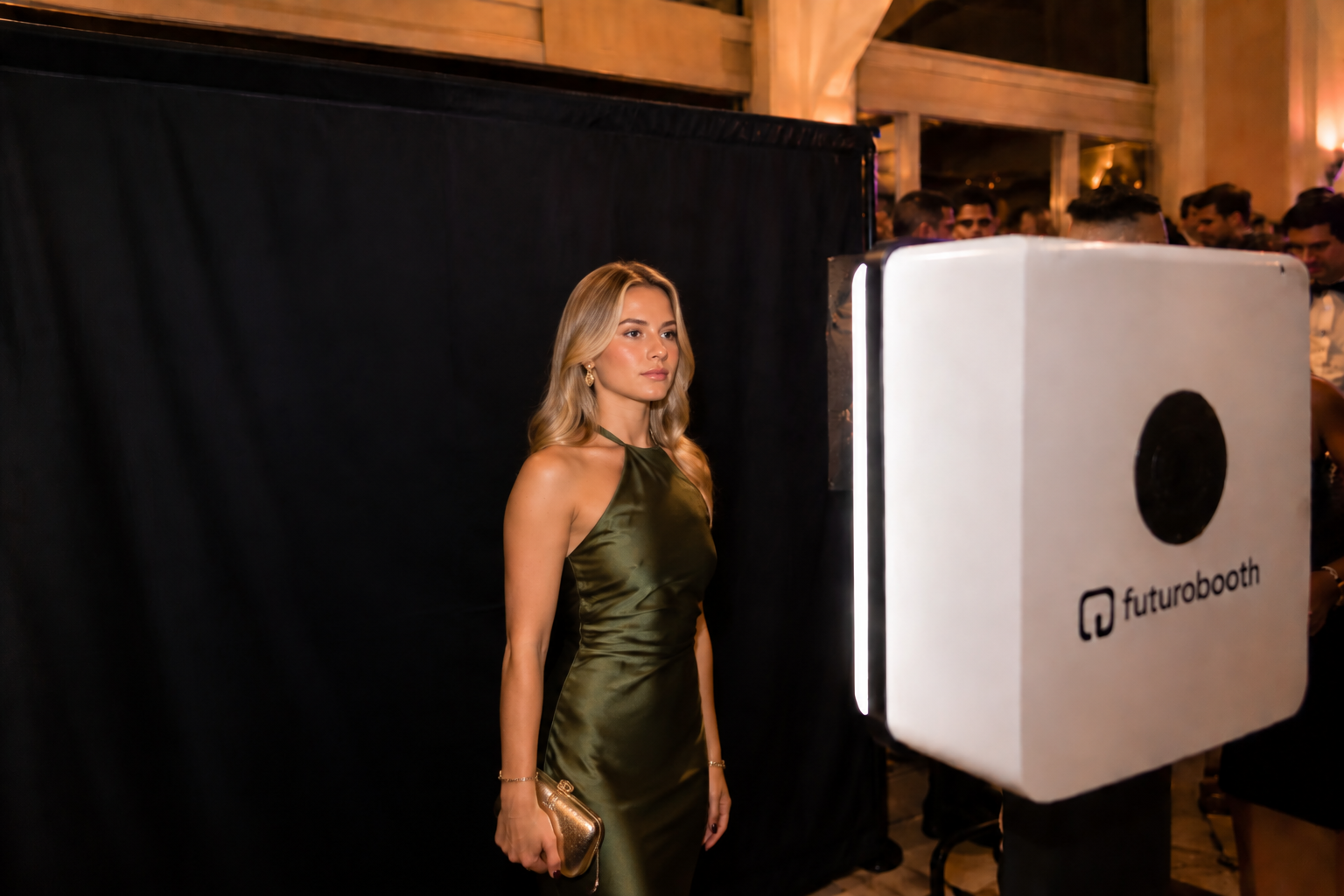La borne FuturoBooth installée en soirée, une invitée à côté de l’objectif